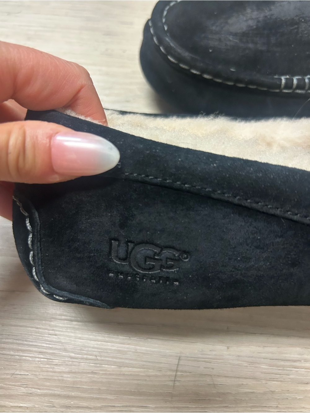 UGG Slippers Ansley Womens Sz 8 Moccasin Sheepskin Black Suede Slip On Comfort - Picture 11 of 16